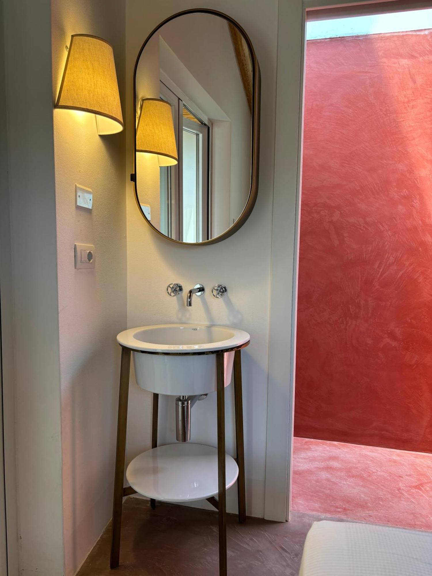 Alora Boutique Suites เลชเช ภายนอก รูปภาพ