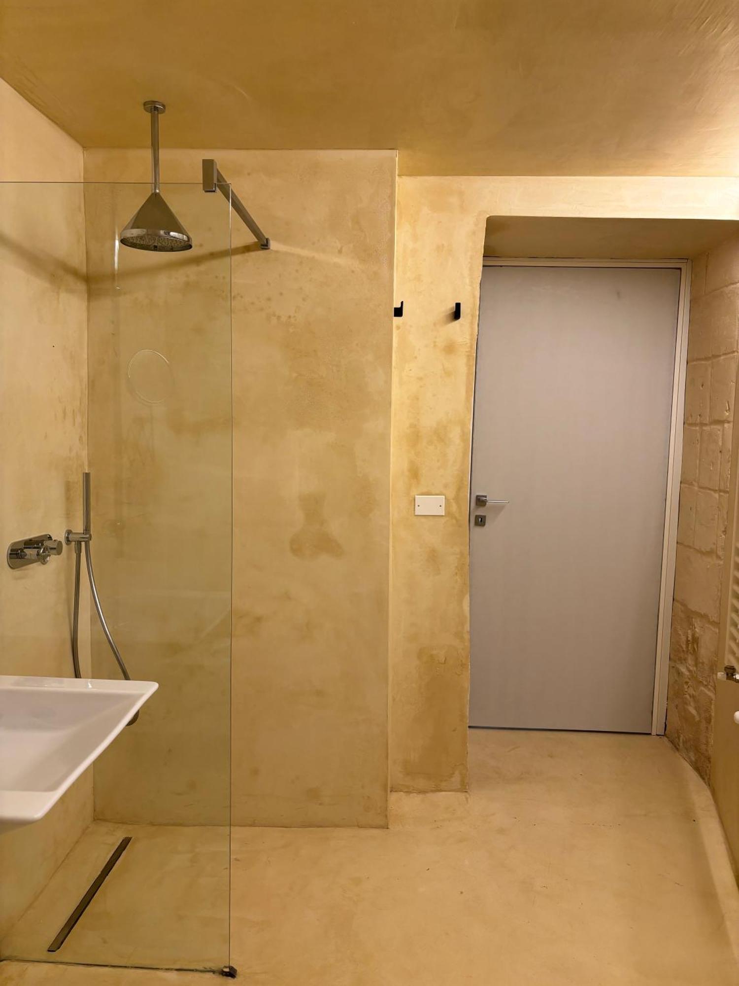 Alora Boutique Suites เลชเช ภายนอก รูปภาพ