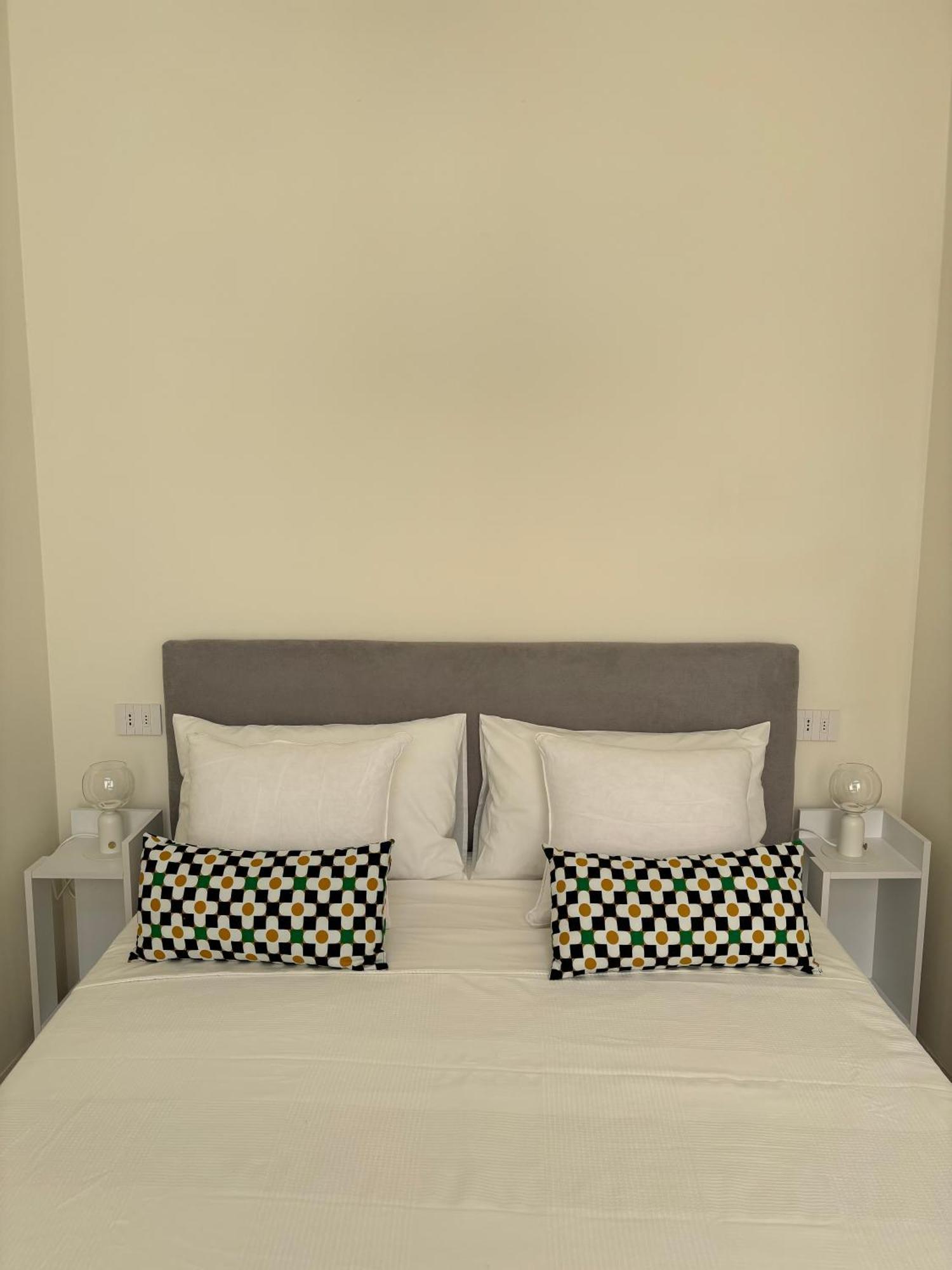 Alora Boutique Suites เลชเช ภายนอก รูปภาพ
