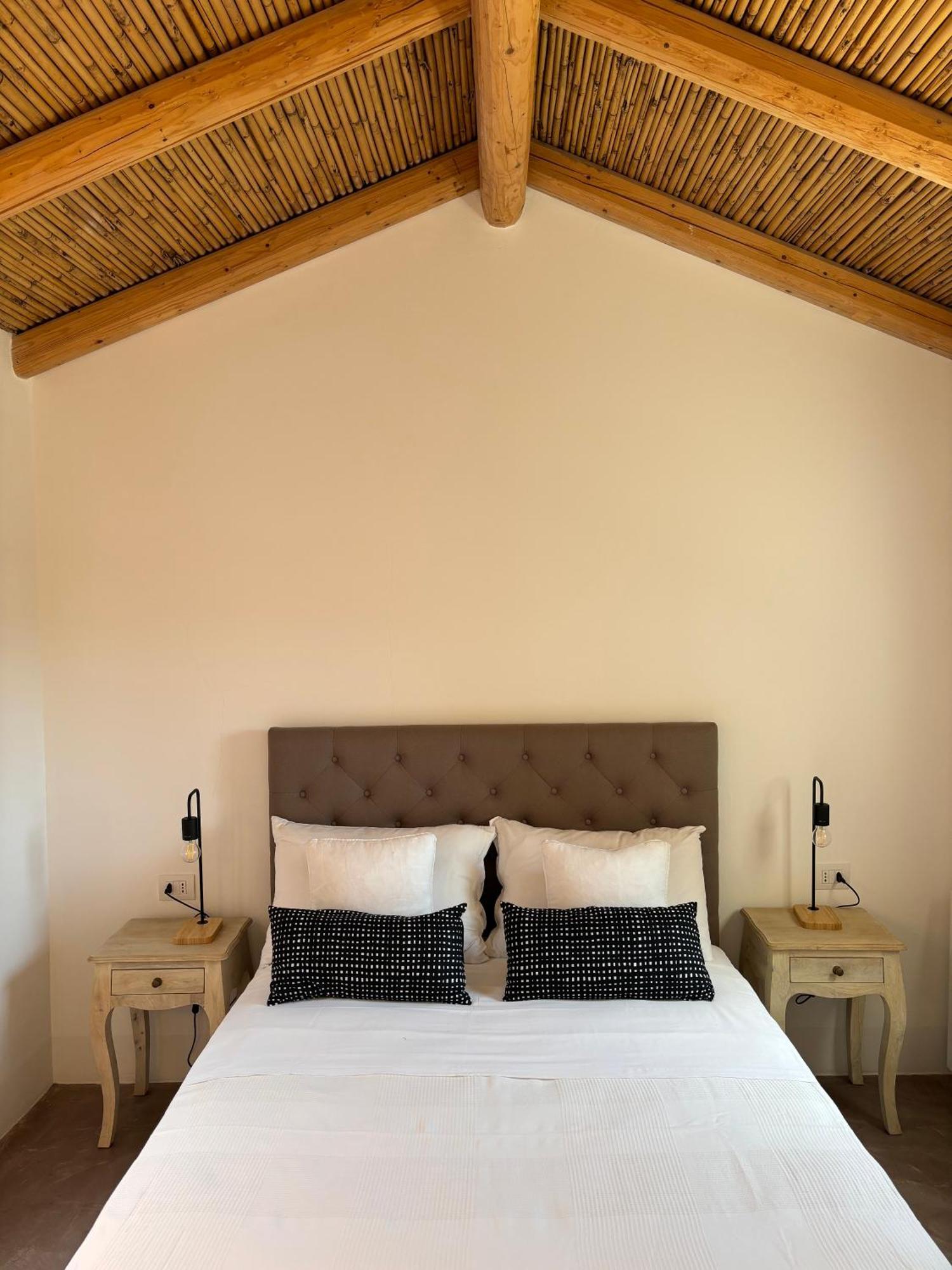 Alora Boutique Suites เลชเช ภายนอก รูปภาพ