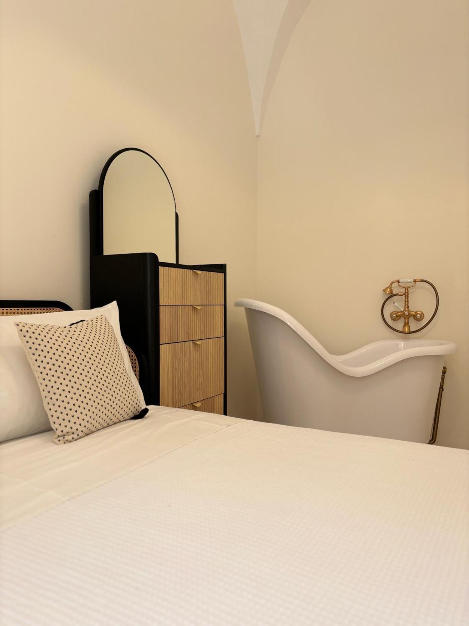 Alora Boutique Suites เลชเช ภายนอก รูปภาพ