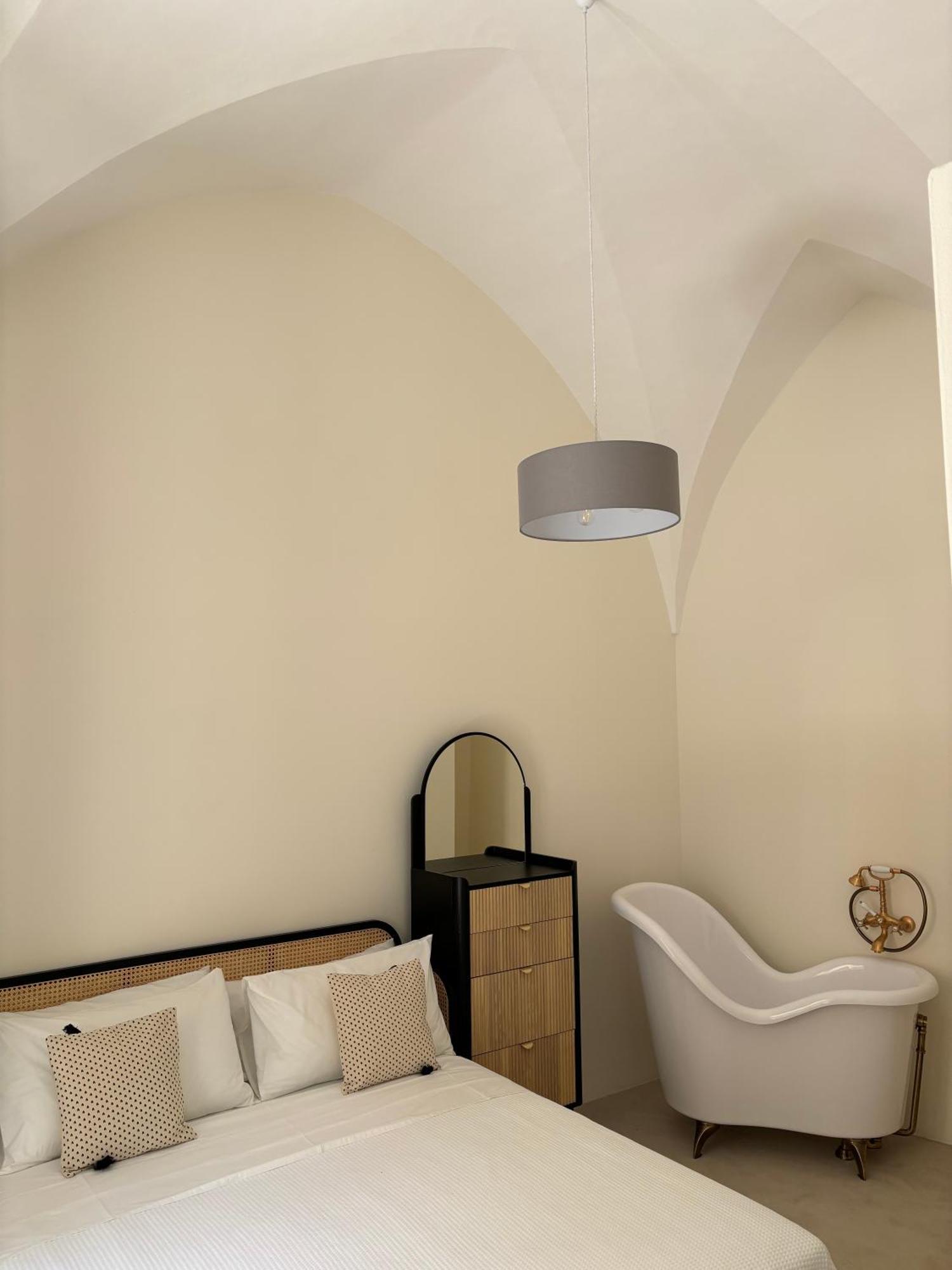 Alora Boutique Suites เลชเช ภายนอก รูปภาพ