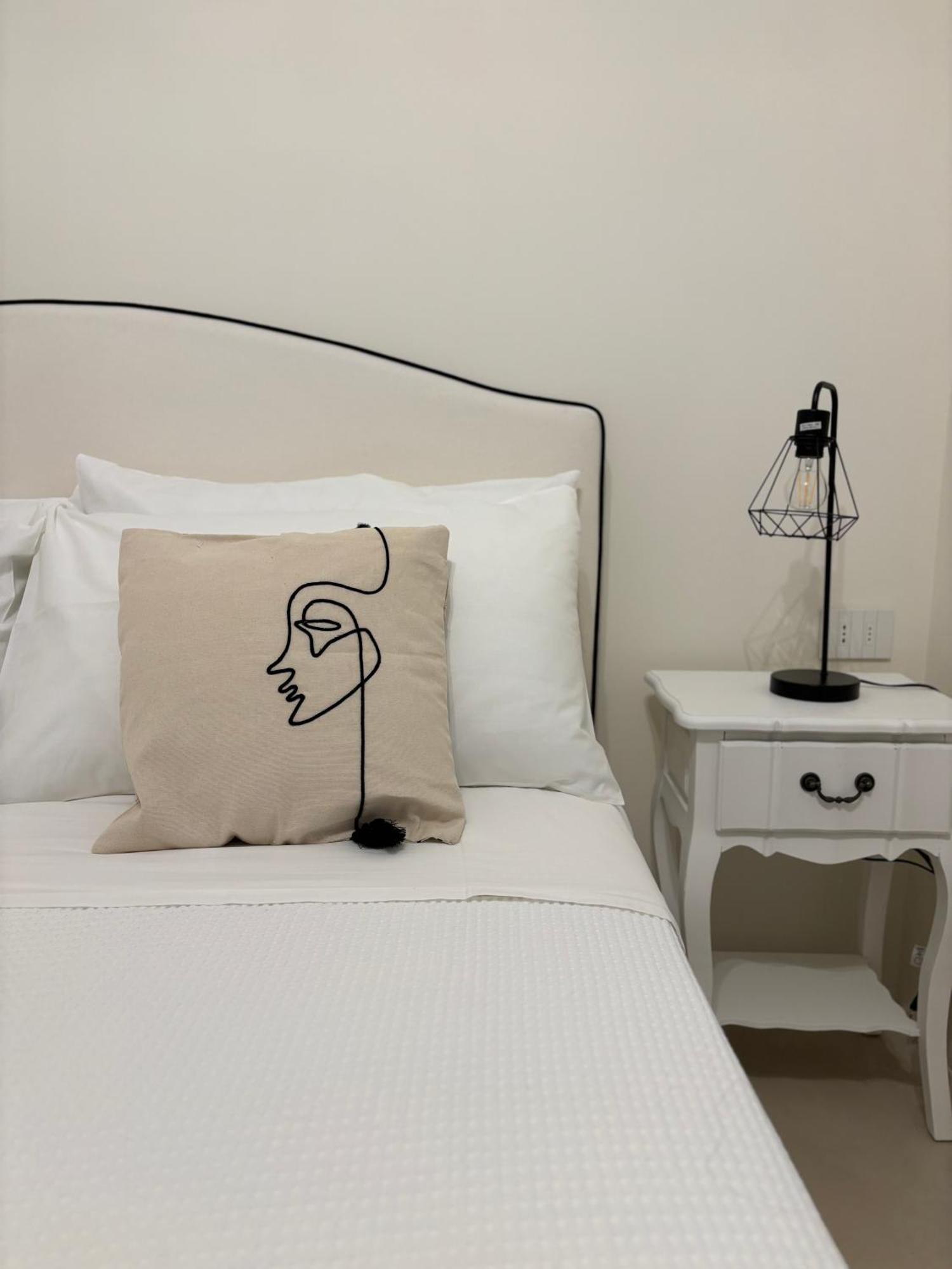 Alora Boutique Suites เลชเช ภายนอก รูปภาพ